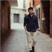 Hablo cinco idiomas y mi base es el italiano, con un conocimiento profundo de su gramática. Puedo enseñar a cualquier persona.